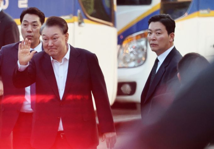 법원의 구속취소 청구 인용으로 석방된 윤석열 대통령이 지난 3월8일 오후 경기 의왕시 서울구치소에서 풀려난 가운데 지지자들에게 인사하는 윤 대통령의 곁에서 김성훈 경호차장(오른쪽)이 밀착 경호를 하고 있다. /사진=뉴스1.