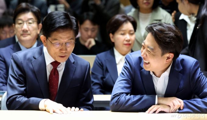 [서울=뉴시스] 추상철 기자 = 김문수 국민의힘 대선 후보와 이준석 개혁신당 대선 후보가 19일 오전 서울 중구 서울시청에서 열린 '약자와 동행하는 서울' 토론회에서 대화하고 있다. 2025.05.19. scchoo@newsis.com /사진=추상철