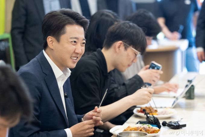 (서울=뉴스1) 이승배 기자 = 이준석 개혁신당 대통령 후보가 24일 서울 동작구 노량진의 한 한식 뷔페에서 식사를 하며 공시생들과 대화하고 있다. 2025.5.24/뉴스1  Copyright (C) 뉴스1. All rights reserved. 무단 전재 및 재배포,  AI학습 이용 금지. /사진=(서울=뉴스1) 이승배 기자