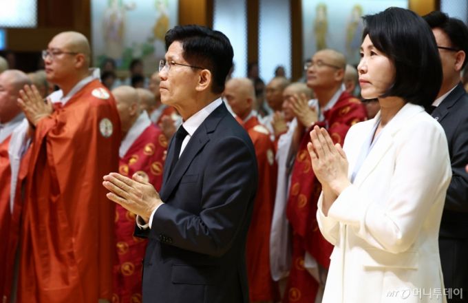(단양=뉴스1) 김민지 기자 = 김문수 국민의힘 대통령 후보(왼쪽)와 이재명 더불어민주당 대통령 후보 부인인 김혜경 여사가 24일 충북 단양군 구인사에서 열린 상월원각대조사 제51주기 열반대재에 참석해 합장하고 있다. 2025.5.24/뉴스1  Copyright (C) 뉴스1. All rights reserved. 무단 전재 및 재배포,  AI학습 이용 금지. /사진=(단양=뉴스1) 김민지 기자