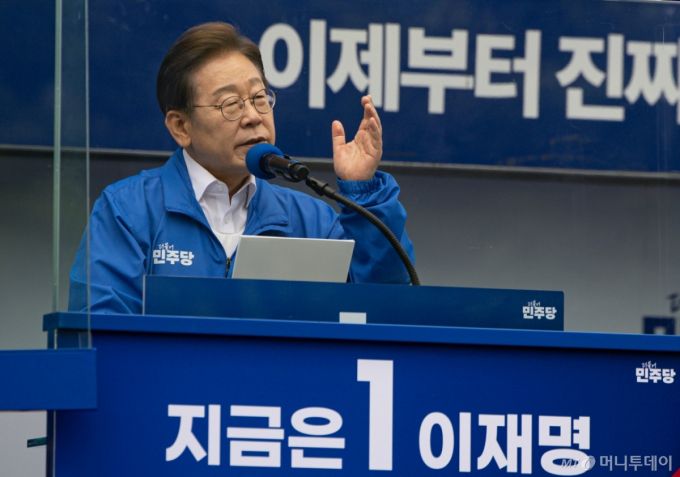 [양산=뉴시스] 조성우 기자 = 이재명 더불어민주당 대선후보가 22일 경남 양산시 양산워터파크공원에서 열린 집중유세에서 연설하고 있다. (공동취재) 2025.05.22. photo@newsis.com /사진=조성우