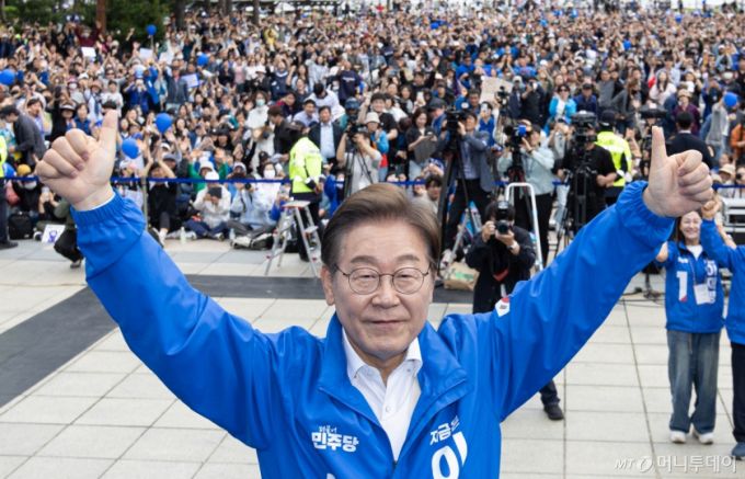 [안양=뉴시스] 조성봉 기자 = 이재명 더불어민주당 대선 후보가 24일 경기 안양 동안구 평촌중앙공원에서 열린 집중유세에서 시민들에게 지지를 호소하고 있다. (공동취재) 2025.05.24. photo@newsis.com /사진=