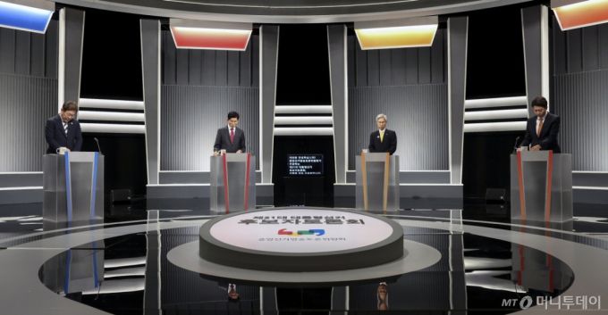 [서울=뉴시스] 국회사진기자단 = 23일 서울 영등포구 KBS본관 스튜디오에서 열린 중앙선거방송토론위원회 주관 제21대 대통령선거 2차 후보자 토론회 시작에 앞서 각 정당 대선후보들이 토론 준비를 하고 있다. 왼쪽부터 이재명 더불어민주당, 김문수 국민의힘, 권영국 민주노동당, 이준석 개혁신당 대선후보. 2025.05.23. photo@newsis.com /사진=