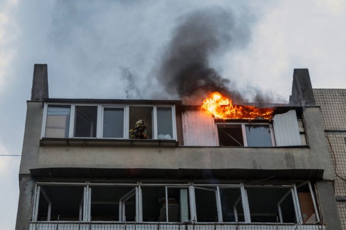 24일(현지시간) 우크라이나 수도 키이우의 한 건물이 러시아군의 드론 및 미사일 공격으로 불타고 있다. /AFPBBNews=뉴스1
