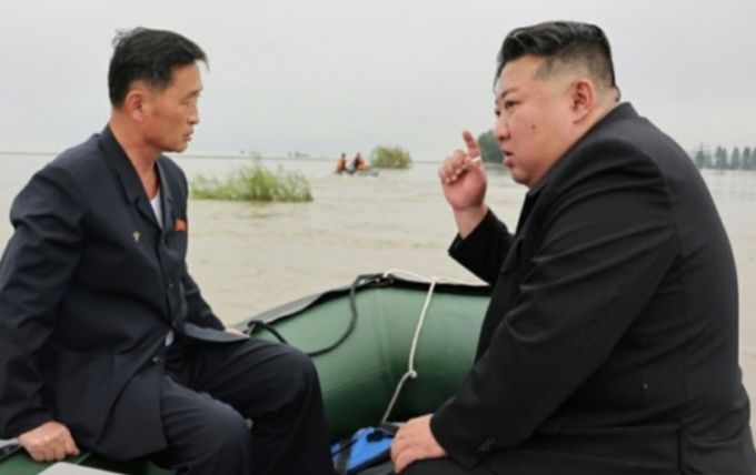 김정은 북한 노동당 총비서가 지난해 8월1일 평안북도 신의주시 피해 지역을 살피고 있는 모습. 김 총비서 왼편엔 재떨이가 놓여져 있으며, 그의 오른손엔 담배가 쥐어져 있다. / 사진=뉴스1(노동신문)