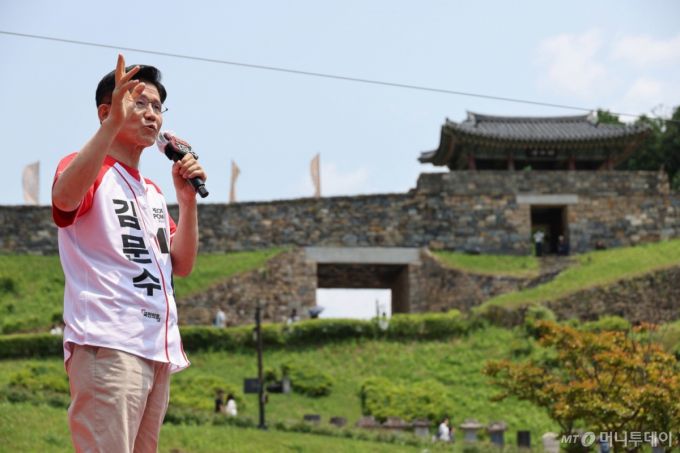 (공주=뉴스1) 김민지 기자 = 김문수 국민의힘 대통령 후보가 25일 오후 세계문화유산인 충남 공주시 공산성 인근에서 유세를 하고 있다. (공동취재) 2025.5.25/뉴스1  Copyright (C) 뉴스1. All rights reserved. 무단 전재 및 재배포,  AI학습 이용 금지. /사진=(공주=뉴스1) 김민지 기자