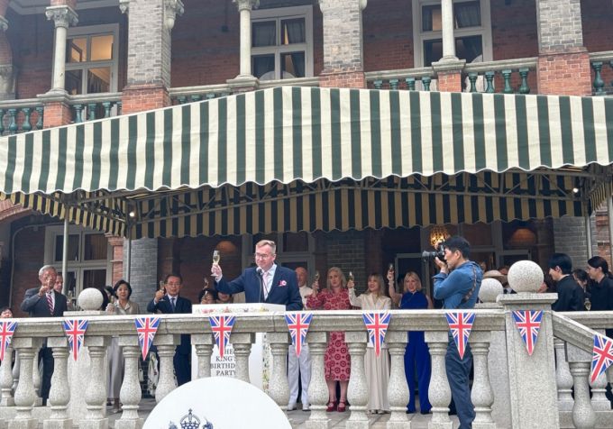 콜린 크룩스 주한 영국대사가 지난 22일 오후 서울시 중구 관저에서 열린 영국 국왕 찰스 3세 생일 리셉션에서 건배하고 있다.  이날 리센션에서는 가수 소향이 깜짝 등장해 애국가를 불렀다. 한승수 전 국무총리와 강정애 국가보훈부 장관이 참석했다. /사진=뉴시스