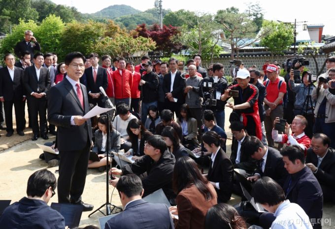 (옥천=뉴스1) 김민지 기자 = 김문수 국민의힘 대통령 후보가 25일 오전 충북 옥천군 박전희 전 대통령의 부인 육영수 여사 생가를 둘러본 뒤 현안 관련 브리핑을 하고 있다. 2025.5.25/뉴스1  Copyright (C) 뉴스1. All rights reserved. 무단 전재 및 재배포,  AI학습 이용 금지. /사진=(옥천=뉴스1) 김민지 기자