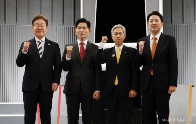 23일 서울 영등포구 KBS본관 스튜디오에서 열린 중앙선거방송토론위원회 주관 제21대 대통령선거 2차 후보자 토론회 시작에 앞서 각 정당 대선후보들이 기념촬영을 하고 있다. 왼쪽부터 이재명 더불어민주당, 김문수 국민의힘, 권영국 민주노동당, 이준석 개혁신당 대선후보. 2025.05.23. /사진=뉴시스 /사진=