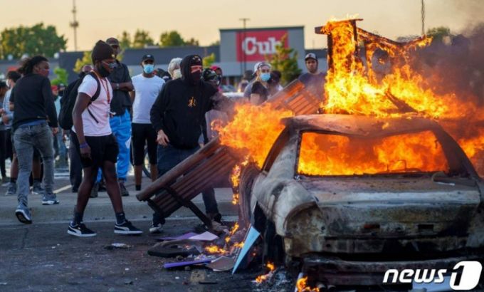 2020년 5월 미국 미네소타주 미니애폴리스 지역에서 흑인 남성 조지 플로이드가 현지 경찰의 과잉 진압으로 사망하자 시민들이 거리로 나와 시위를 벌이고 있는 모습. /AFPBBNews=뉴스1