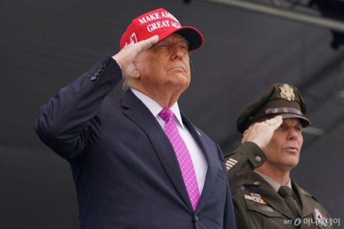 도널드 트럼프 미국 대통령이 24일(현지시간) 뉴욕에 있는 웨스트포인트 육군사관학교 졸업식에 참석해 거수 경례를 하고 있다. / 로이터=뉴스1