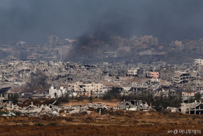 (가자 로이터=뉴스1) 박우영 기자 = [포토] 가자지구 북부에서 연기가 피어오르는 모습. 2025. 5. 21  ⓒ 로이터=뉴스1  Copyright (C) 뉴스1. All rights reserved. 무단 전재 및 재배포,  AI학습 이용 금지. /사진=(가자 로이터=뉴스1) 박우영 기자