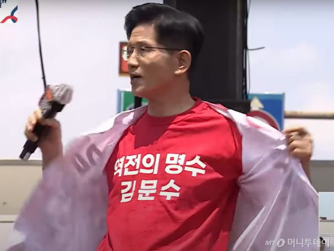 25일 충남 공주 공산성 앞에서 유세차에 오른 김문수 국민의힘 대선 후보./사진=국민의힘 유튜브 채널 갈무리