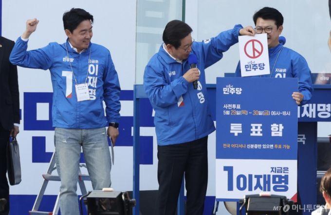 [아산=뉴시스] 조성봉 기자 = 이재명 더불어민주당 대선 후보가 25일 충남 아산시 탕정역 한들물빛공원에서 열린 유세에서 사전투표 독려 퍼포먼스를 하고 있다. 2025.05.25. suncho21@newsis.com /사진=조성봉