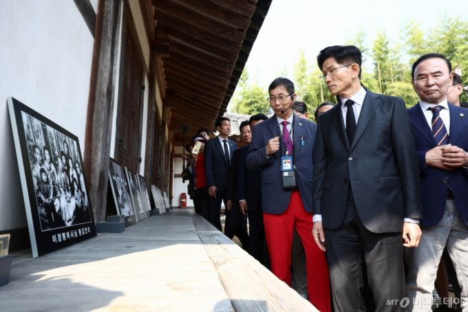 (옥천=뉴스1) 김민지 기자 = 김문수 국민의힘 대통령 후보가 25일 오전 충북 옥천군 박정희 전 대통령의 부인 육영수 여사 생가를 방문해 둘러보고 있다. 2025.5.25/뉴스1  Copyright (C) 뉴스1. All rights reserved. 무단 전재 및 재배포,  AI학습 이용 금지. /사진=(옥천=뉴스1) 김민지 기자