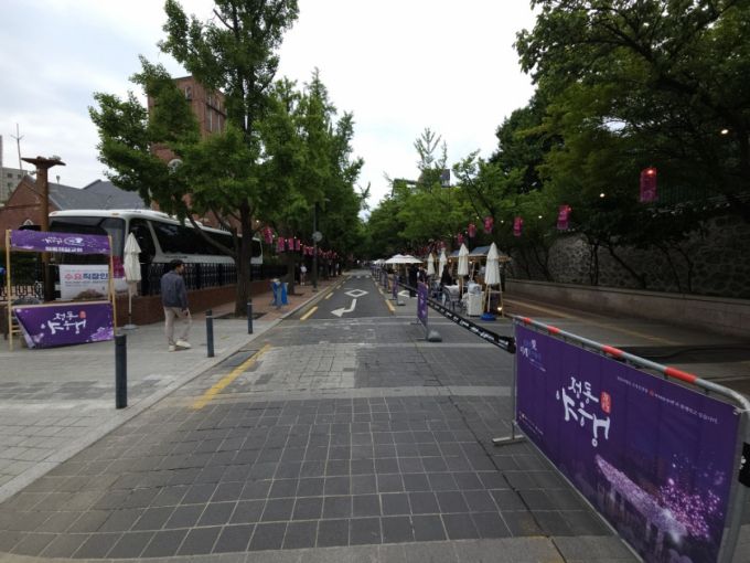 서울 중구 정동제일교회에서 이화백주념기념관으로 이어지는 정동길에서는 지난 23일과 24일 정동야행 기간 달빛장터가 열렸다. /사진=정세진 기자