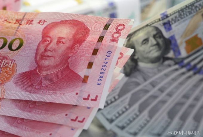 13일 서울 중구 하나은행 위변조대응센터에서 직원이 달러화와 위안화를 정리하고 있다./사진=뉴스1