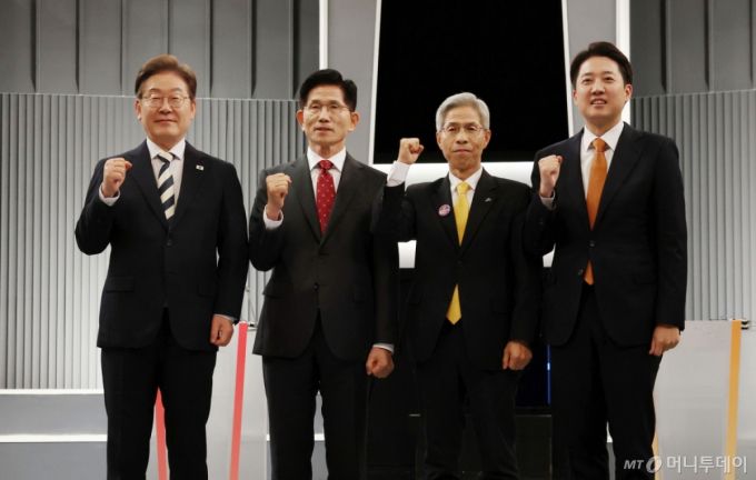 (서울=뉴스1) 국회사진기자단 = 이재명 더불어민주당(왼쪽부터), 김문수 국민의힘, 권영국 민주노동당, 이준석 개혁신당 대통령 후보가 23일 서울 영등포구 KBS본관 스튜디오에서 중앙선거방송토론위원회 주관 제21대 대통령선거 2차 후보자 토론회 시작에 앞서 기념 촬영을 하고 있다. 2025.5.23/뉴스1  Copyright (C) 뉴스1. All rights reserved. 무단 전재 및 재배포,  AI학습 이용 금지. /사진=(서울=뉴스1) 국회사진기자단