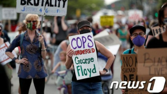 2020년 5월 미국 미네소타주 미니애폴리스 지역에서 흑인 남성 조지 플로이드가 현지 경찰의 과잉 진압으로 사망하자 시민들이 거리로 나와 시위를 벌이고 있는 모습. /AFPBBNews=뉴스1