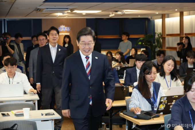 (서울=뉴스1) 이광호 기자 = 이재명 더불어민주당 대통령 후보가 25일 오전 서울 여의도 중앙당사에서 열린기자간담회에 입장하고 있다. 2025.5.25/뉴스1  Copyright (C) 뉴스1. All rights reserved. 무단 전재 및 재배포,  AI학습 이용 금지. /사진=(서울=뉴스1) 이광호 기자