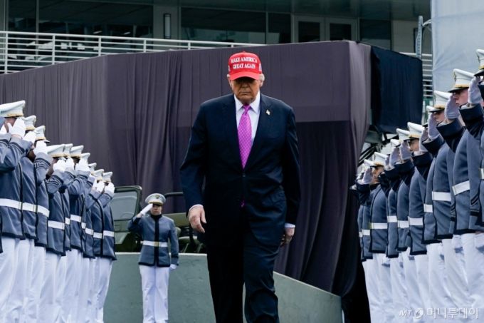 도널드 트럼프 미국 대통령이 24일(현지시간) 뉴욕에 있는 웨스트포인트 육군사관학교 졸업식에 도착하고 있다. / 로이터=뉴스1