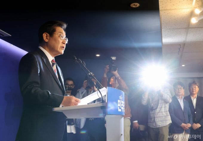 [서울=뉴시스] 고승민 기자 = 이재명 더불어민주당 대선 후보가 25일 서울 여의도 당사에서 기자간담회를 하고 있다. 2025.05.25. kkssmm99@newsis.com /사진=고승민