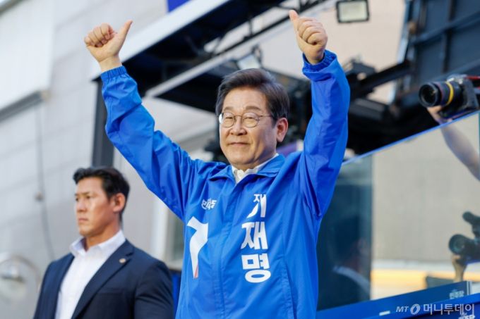 (천안=뉴스1) 안은나 기자 = 이재명 더불어민주당 대통령 후보가 캐스팅보트인 충청권 공략에 나선 25일 오후 충남 천안시 신부문화거리를 찾아 유세를 마친 뒤 인사하고 있다. 2025.5.25/뉴스1  Copyright (C) 뉴스1. All rights reserved. 무단 전재 및 재배포,  AI학습 이용 금지. /사진=(천안=뉴스1) 안은나 기자