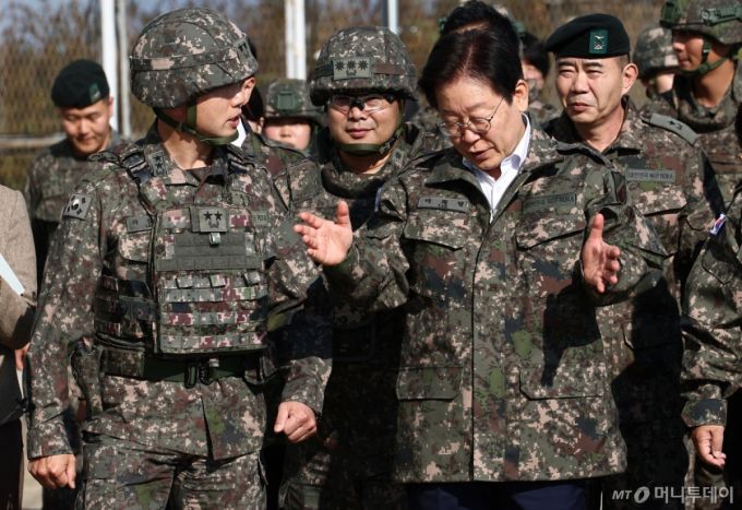 (인천=뉴스1) 김민지 기자 = 이재명 더불어민주당 대표가 31일 오후 영종도와 인천국제공항 등 외곽 경비를 맡는 인천 육군 제17사단 3경비단에 방문해 이동하고 있다. 2024.10.31/뉴스1  Copyright (C) 뉴스1. All rights reserved. 무단 전재 및 재배포,  AI학습 이용 금지. /사진=(인천=뉴스1) 김민지 기자