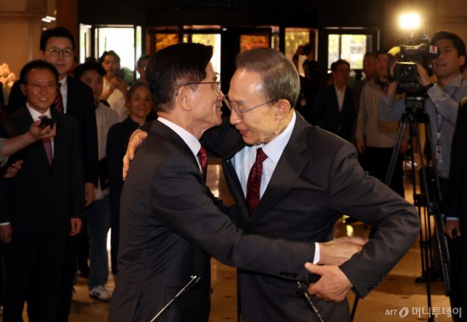 [서울=뉴시스] 고승민 기자 = 김문수 국민의힘 대선 후보와 이명박 전 대통령이 27일 서울 여의도 켄싱턴 호텔 로비에서 만나 오찬장으로 향하기 전 허그를 하고 있다. 2025.05.27. kkssmm99@newsis.com /사진=고승민