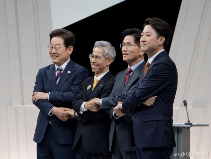 [서울=뉴시스] 국회사진기자단 = 27일 오후 서울 마포구 상암동 MBC 스튜디오에서 열린 중앙선거방송토론위원회 주관 제21대 대통령선거 3차 후보자토론회 시작에 앞서 각 정당 대선후보들이 기념촬영을 하고 있다. 왼쪽부터 이재명 더불어민주당, 권영국 민주노동당, 김문수 국민의힘, 이준석 개혁신당 대선후보. 2025.05.27.