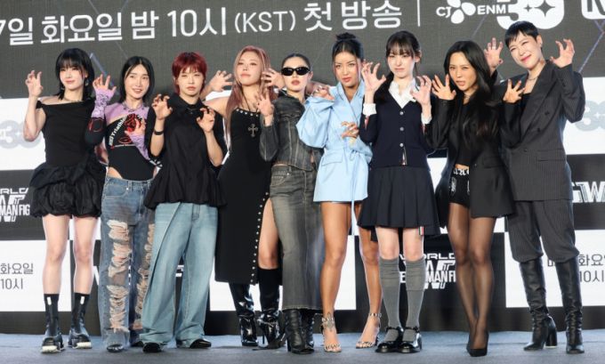 댄서 모니카(왼쪽부터)와 립제이, 아이키, 가비, 리정, 리헤이, 노제, 허니제이, 효진초이가 27일 서울 강남구 논현동 SJ쿤스트할레에서 열린 Mnet '월드 오브 스트릿 우먼 파이터' 제작발표회에 참석해 포즈를 취하고 있다. /사진=뉴스1