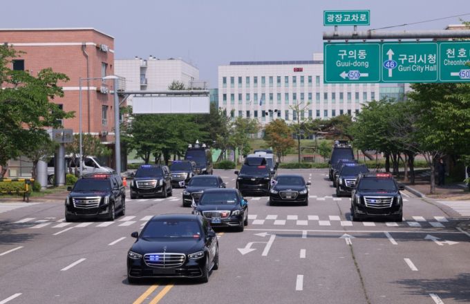 대통령경호처가 제21대 대통령 취임식을 일주일 앞둔 27일 서울 강서구 경호안전교육원에서 대통령의 절대 안전 확보를 위한 경호 훈련 현장을 언론에 공개했다. 경호요원들이 대통령취임식 차량퍼레이드를 시연하고 있다./사진=뉴스1.