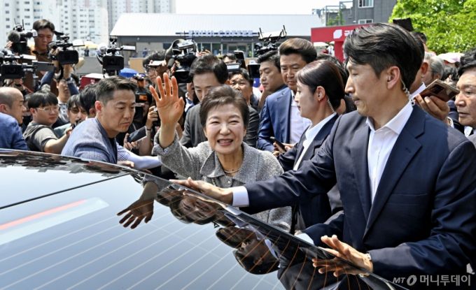 [구미=뉴시스] 이무열 기자 = 박근혜 전 대통령이 27일 경북 구미시 상모동 박정희 전 대통령 생가를 방문하고 있다. 2025.05.27. lmy@newsis.com /사진=이무열