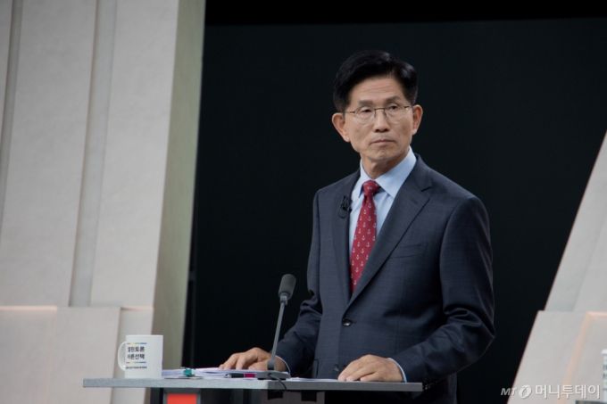 [서울=뉴시스] 국회사진기자단 = 김문수 국민의힘 대선후보가 27일 오후 서울 마포구 상암동 MBC 스튜디오에서 열린 중앙선거방송토론위원회 주관 제21대 대통령선거 3차 후보자토론회 준비를 하고 있다. 2025.05.27. photo@newsis.com /사진=