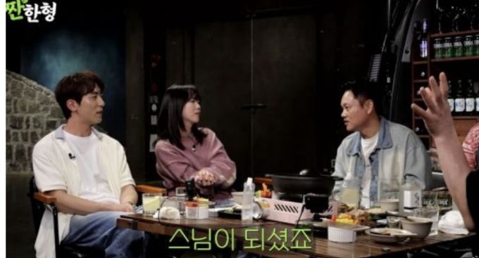 배우 김민교가 지난 26일 유튜브 채널 '짠한형 신동엽'에 공개된 영상에서 파란만장했던 가정사를 털어놨다./사진=유튜브 채널 '짠한형 신동엽'