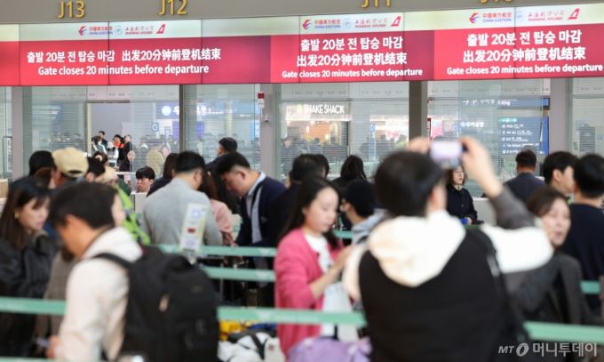 중국의 한국인 무비자 입국이 시행된 지난해 11월 8일 오전 인천 중구 인천국제공항 1터미널 중국 항공사 체크인 카운터에 관광객이 줄을 서고 있다./사진= 뉴스1