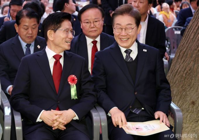 [서울=뉴시스] 최진석 기자 = 이재명 더불어민주당 대선 후보와 김문수 국민의힘 대선 후보가 5일 서울 종로구 조계사에서 열린 부처님오신날 봉축법요식에서 대화를 나누고 있다. (대통령실통신사진기자단) 2025.05.05. myjs@newsis.com /사진=최진석