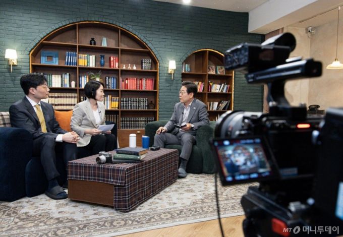 [서울=뉴시스] 조성우 기자 = 이재명 더불어민주당 대선후보가 28일 오후 서울 강남구의 한 스튜디오에서 열린  '1400만 개미와 한배 탔어요' 유튜브 생방송에서 발언하고 있다. (공동취재) 2025.05.28. photo@newsis.com /사진=조성우