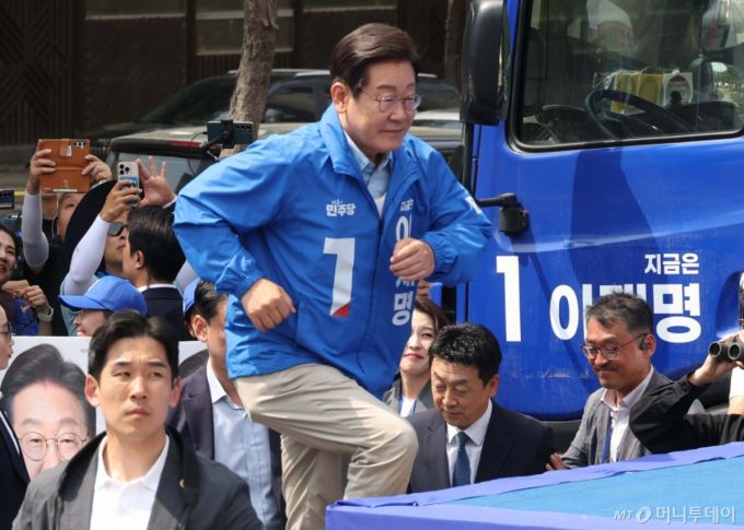 [용인=뉴시스] 조성봉 기자 = 이재명 더불어민주당 대선 후보가 26일 경기 용인시 수지구 단국대 죽전캠퍼스 정문에서 열린 유세에서 연설을 하기 위해 무대위에 오르고 있다. 2025.05.26. suncho21@newsis.com /사진=조성봉