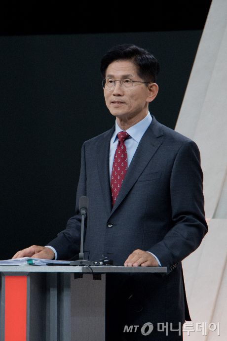 [서울=뉴시스] 국회사진기자단 = 김문수 국민의힘 대선후보가 27일 오후 서울 마포구 상암동 MBC 스튜디오에서 열린 중앙선거방송토론위원회 주관 제21대 대통령선거 3차 후보자토론회 준비를 하고 있다. 2025.05.27. photo@newsis.com /사진=