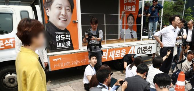 (서울=뉴스1) 김민지 기자 = 이준석 개혁신당 대통령 후보가 28일 서울 영등포구 여의도공원에서 유세를 마치고 취재진 질의에 답변하고 있는 가운데 한 시민이 이 후보가 전날 토론회에서 여성 신체를 묘사하며 젓가락 발언을 한 것에 대해 항의하고 있다. 2025.5.28/뉴스1  Copyright (C) 뉴스1. All rights reserved. 무단 전재 및 재배포,  AI학습 이용 금지. /사진=(서울=뉴스1) 김민지 기자