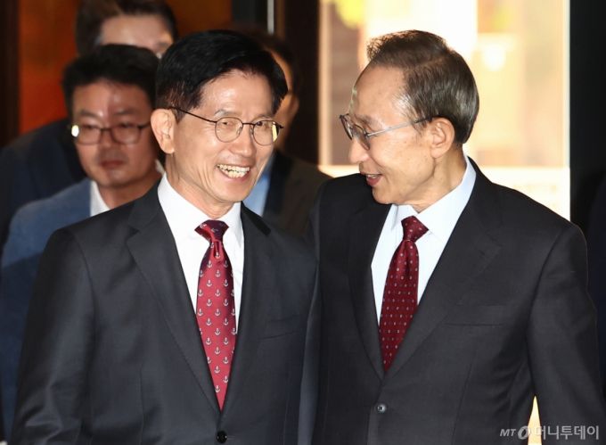 김문수 국민의힘 대통령 후보와 이명박 전 대통령이 27일 서울 여의도의 한 호텔에서 회동하고 있다. 2025.5.27/사진=뉴스1 /사진=(서울=뉴스1) 김민지 기자