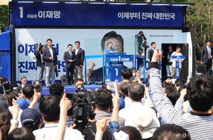 [용인=뉴시스] 조성봉 기자 = 이재명 더불어민주당 대선 후보가 26일 경기 용인시 수지구 단국대 죽전캠퍼스 정문에서 열린 유세에서 시민들에게 지지를 호소하고 있다. 2025.05.26. suncho21@newsis.com /사진=조성봉