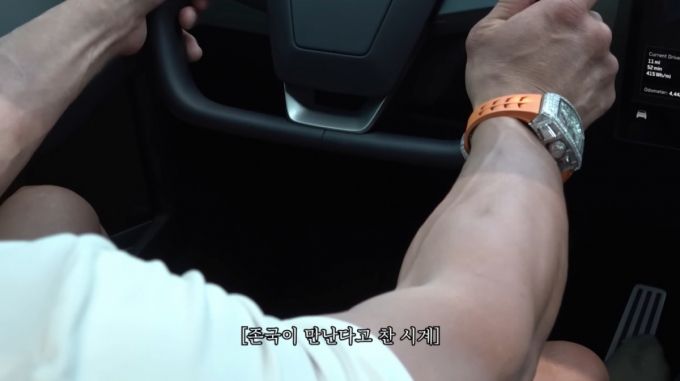 김종국이 로스앤젤레스(LA)에서 추성훈이 착용한 명품 시계를 보고 강도당할까 우려하고 있다. /사진=유튜브 갈무리