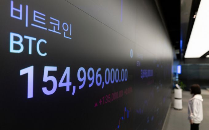 (서울=뉴스1) 이승배 기자 = 23일 오전 서울 강남구 업비트 전광판에 비트코인 등 가상자산 시황이 표시돼 있다.  21일(현지시간) 미국 가상화폐 거래소 코인베이스에 따르면 비트코인은 11만769달러를 기록하며 4개월 여 만에 사상 최고가를 경신함과 동시에 처음으로 11만 달러 선을 넘어섰다. 2025.5.23/뉴스1  Copyright (C) 뉴스1. All rights reserved. 무단 전재 및 재배포,  AI학습 이용 금지. /사진=(서울=뉴스1) 이승배 기자