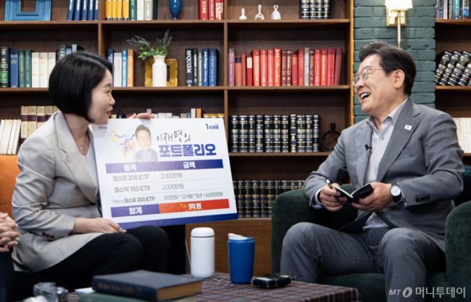 (서울=뉴스1) 이재명 기자 = 이재명 더불어민주당 대통령 후보가 28일 오후 서울 강남구의 한 스튜디오에서 열린  '1400만 개미와 한배 탔어요' 유튜브 라이브에서 미소를 짓고 있다. 2025.5.28/뉴스1  Copyright (C) 뉴스1. All rights reserved. 무단 전재 및 재배포,  AI학습 이용 금지. /사진=(서울=뉴스1) 이재명 기자