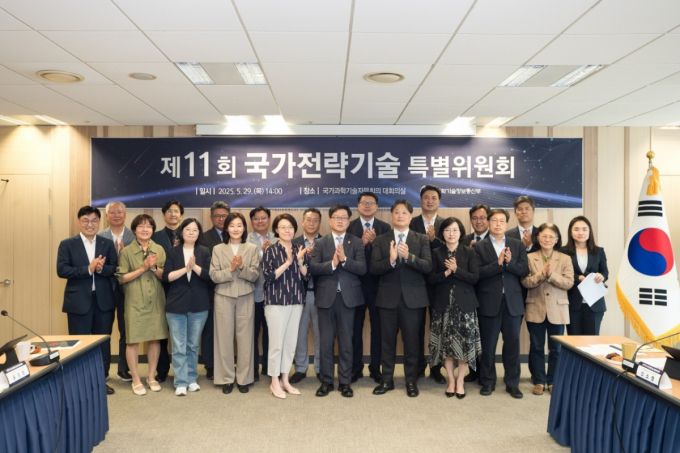 류광준 과학기술정보통신부 과학기술혁신본부장(앞줄 왼쪽서 6번째)이 29일 오후 서울 종로구 광화문교보빌딩 국가과학기술자문회의 대회의실에서 열린  '국가전략기술특별위원회 2기 출범식' 에서 위원들과 기념촬영을 하고 있다.  /사진제공=과학기술정보통신부