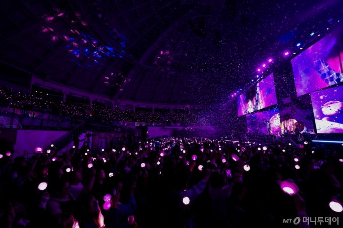 보이 그룹 방탄소년단(BTS) 멤버 진이 지난해 11월 17일 오후 서울 중구 장충동 장충체육관에서 진행된 솔로 앨범 '해피(Happy)' 발매 기념 팬 쇼케이스에 참석해 멋진 무대를 선보이고 있다. / 사진제공 = 빅히트뮤직