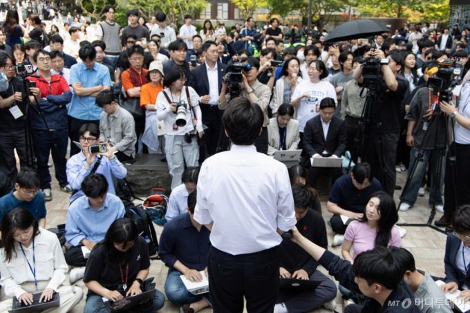 (성남=뉴스1) 이재명 기자 = 이준석 개혁신당 대통령 후보가 29일 오후 경기도 성남시 분당구 판교유스페이스 야외광장에서 열린 유세를 마친 후 백브리핑을 하고 있다. 2025.5.29/뉴스1  Copyright (C) 뉴스1. All rights reserved. 무단 전재 및 재배포,  AI학습 이용 금지. /사진=(성남=뉴스1) 이재명 기자