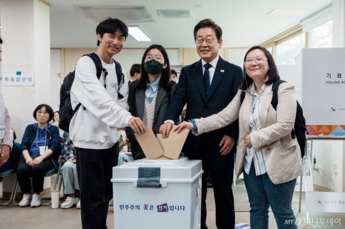 (서울=뉴스1) 안은나 기자 = 이재명 더불어민주당 대통령 후보가 제21대 대통령선거 사전투표 첫날인 29일 오전 서울 서대문구 구 신촌동주민센터에서 청년들과 사전투표를 하고 있다. (공동취재) 2025.5.29/뉴스1  Copyright (C) 뉴스1. All rights reserved. 무단 전재 및 재배포,  AI학습 이용 금지. /사진=(서울=뉴스1) 안은나 기자